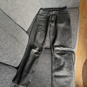 Svarta jeans från Vailent - Snygga svarta jeans från Vailent i storlek XS. De har en klassisk femficksdesign och en baggy passform. Perfekta för en stilren look.