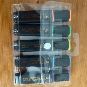 Färgglada överstrykningspennor från Dymo - Säljer ett set med sex överstrykningspennor från Dymo i olika färger. Perfekt för att markera viktiga delar i dina anteckningar eller böcker. Pennorna har en bred spets och kommer i en praktisk plastförpackning.