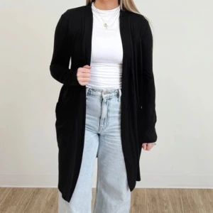 Svart cardigan jacka från Vila storlek M - Säljer en stilren svart cardigan jacka från Vila. Den har en öppen design och långa ärmar. Prislapp kvar och inga defekter helt ny storlek M