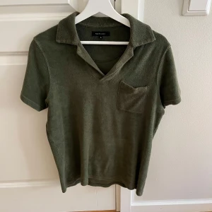 Olivgrön frottétröja från Paul & Friends - Säljer en olivgrön frottétröja från Paul & Friends i storlek S. I cond 9/10 i Size S. Ny pris 799 köpt på NK. Kan gå ner i pris vid snabb affär vod fler frågor kontakta mig.