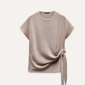 Beige topp med knyt - Har ingen bild med den på, aldrig använd, pris kan diskuteras vid snabb affär! Möts bara upp