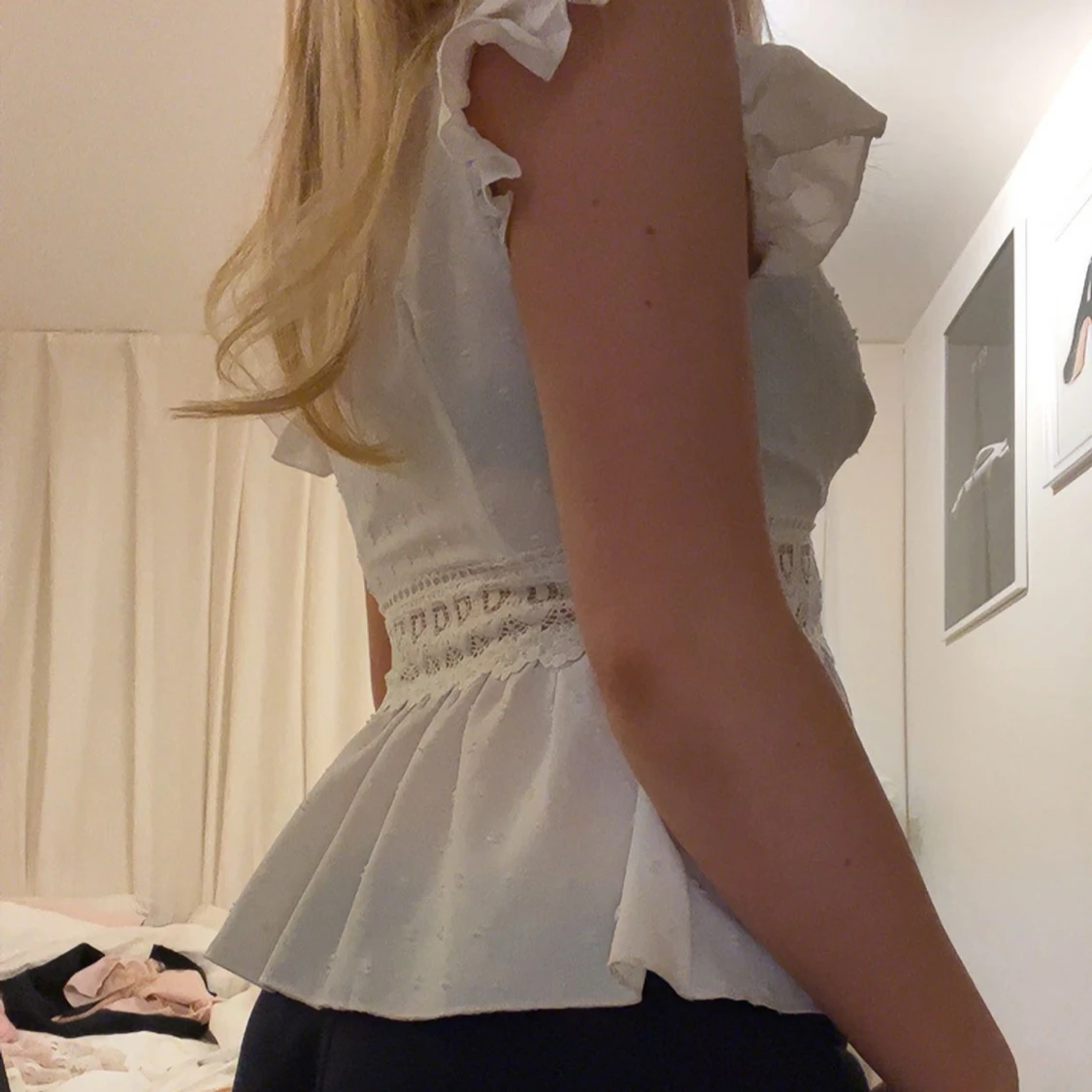 Vit blus med spetsdetaljer - 1