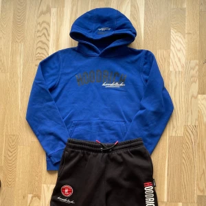 Hoodrich hoodie och byxa stl 13-15 år - Säljer hoodrich byxa och hoodie stl 13-15 år. Passar bäst om du är ca 170 cm lång. Jättefint skick! Använt väldigt kort period. Köpt på JD sport för ca 1200kr. Det är alltså både hoodie och byxa i annonsen. 