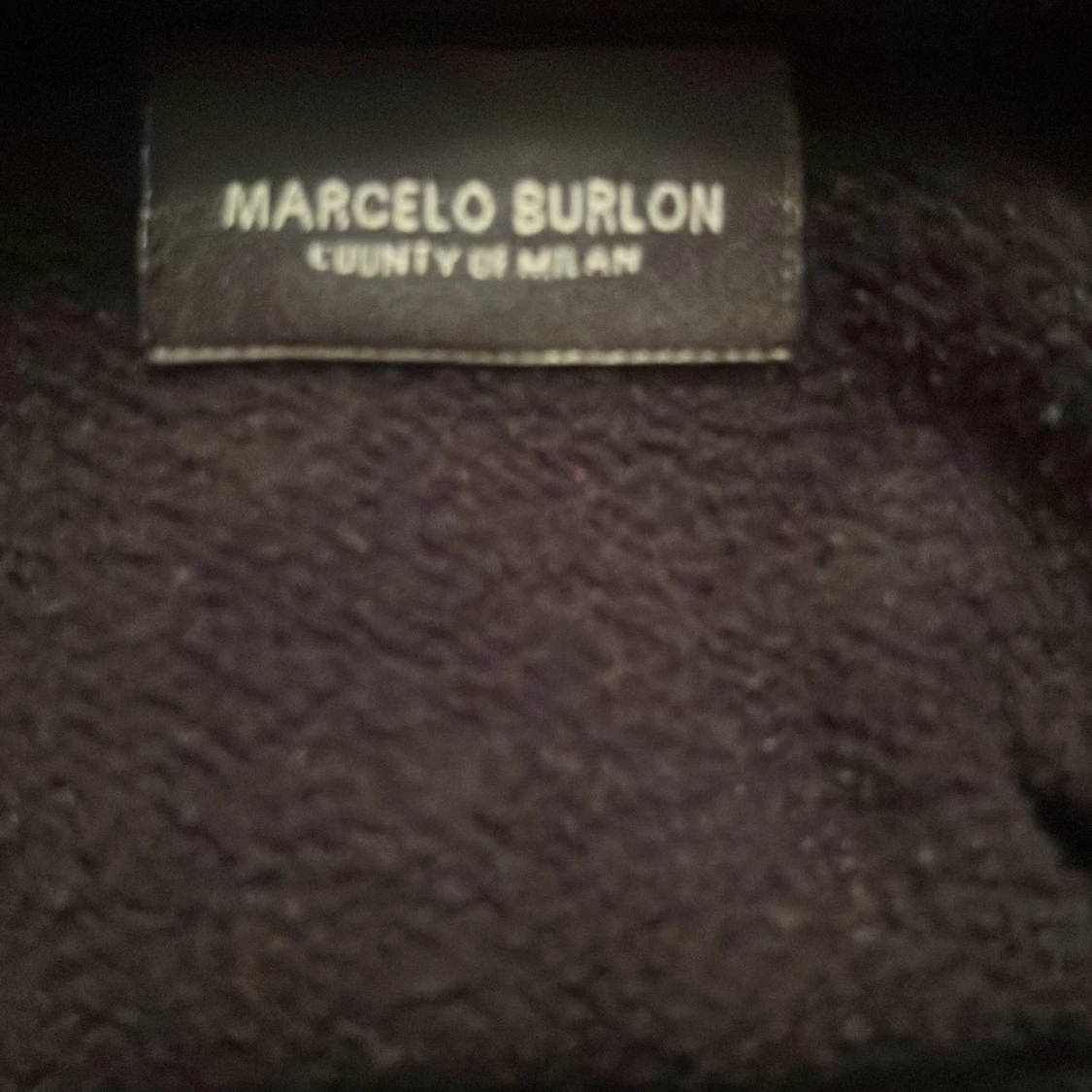 Svart tröja med röd vingdesign från Marcelo Burlon - 2