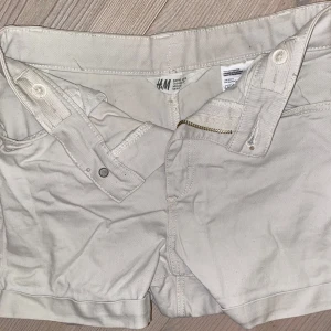 Vita shorts💕 - Snygga vita shorts från hm! Är lite osäker på storleken men skulle säga XXS, 152 eller 32💞 dem har justerbara band som man kan göra midjan större eller  mindre🩷