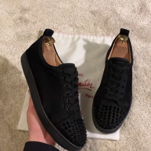 Loubs - Säljer dessa super snygga svarta Loubs! Smått slipade och lagade längst fram på högra skon vid nitarna och saknas en nit  men annars fint skick! 😊Nypris 10000kr och vid köpet får du box och en dustbag 🤗 skriv vid intresse!