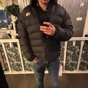The North Face Jacka - En riktigt snygg North Face najs inför vintern eller skidsemestern. Mycket bra skick skriv om du har några frågor om jackan. Nypris runt 2000kr. Storlek 