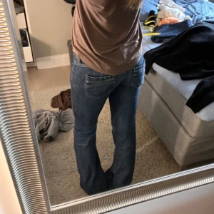 Låg midjade ONLY jeans  - Säljer mina låg midjade bootcut jeans från Only! Små defekter på baksidan ( själv tycker jag att det är en snygg detalj!) Har använts några gånger. Skriv gärna om funderingar eller fler bilder 💕
