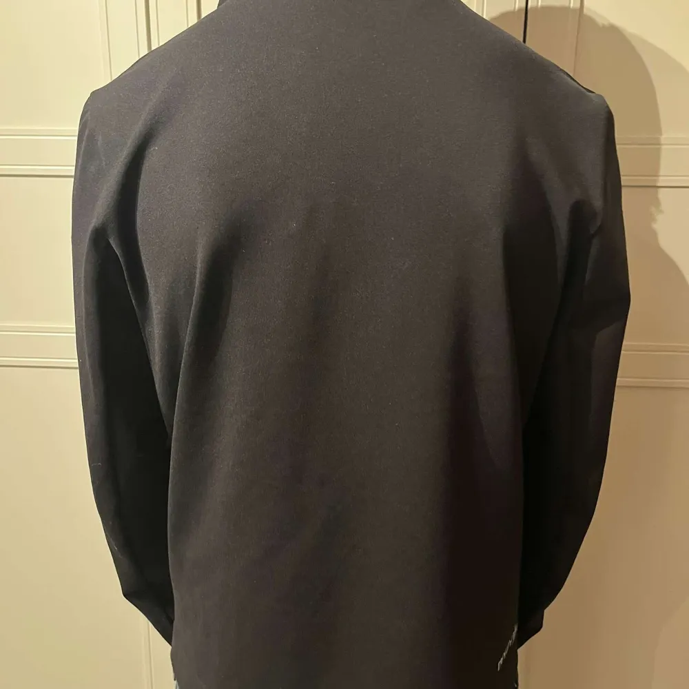 Säljer nu denna riktigt feta Moncler jacka i storlek M. Perfekt inför våren. Kom privat vid frågor eller funderingar. Äktehetsbevis finns. Pris kan diskuteras vid snabb affär. TAR ÄVEN BYTEN! . Takit.