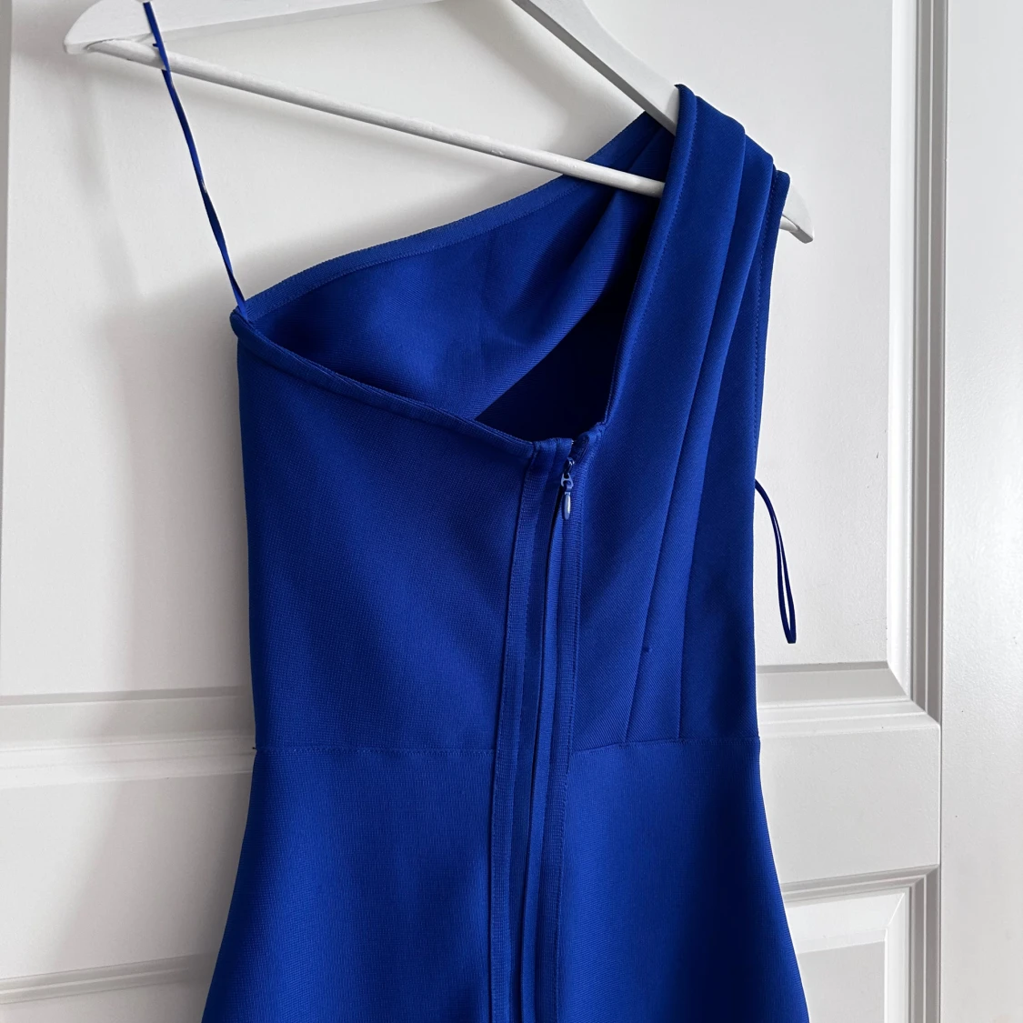 Blå långklänning med oneshoulder - 2