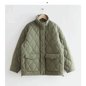 Olivgrön quiltad jacka - Superfin quiltad jacka från &otherstories som ej säljs längre! Den är grön, men ser lite gråaktig ut i vissa ljusen!🙌🏻Nypris: 1300kr, säljer för 800kr💗Använt sparsamt! Pris går att diskutera!