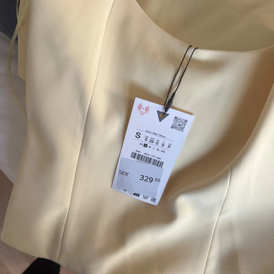 Gul topp med knytband från Zara - 4