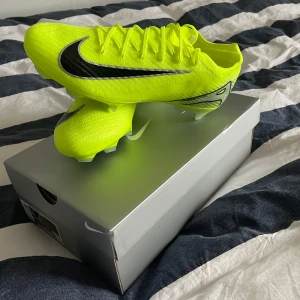 Fotbollsskor Nike Mercurial Vapor 16 Elite - Säljer mina helt nya Nike vapor 16 elite i storlek 43 då XXL skickade fel. Aldrig använda så skicka 10/10. Nypris på 2499// box och skopåse medföljer