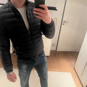 Herno Jacka  - Snygg pufferjacka från Herno. Jackan är i topp skick utan några defekter. Storlek 48 sitter som S 