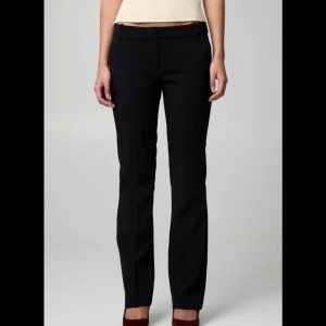 Svarta kostymbyxor - Helt nya vera kostymbyxor i låg midja från Bikbok i storlek 32