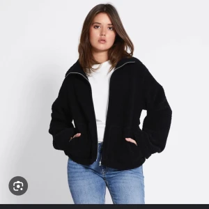 Svart teddy jacka - Svart teddy jacka ifrån Lager 157. Storlek M. Aldrig använd endast testad!!