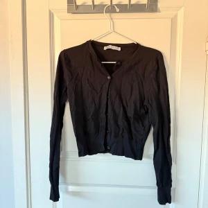 Svart kofta från Zara - Säljer en svart kofta från Zara med knappar framtill. 