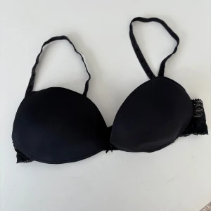 Svart bh från Wear - Säljer en elegant svart bh från Wear med spetsdetaljer. Bh:n har justerbara axelband och är tillverkad i en mjuk blandning av polyamid och elastan för extra komfort. Perfekt för en stilren look.