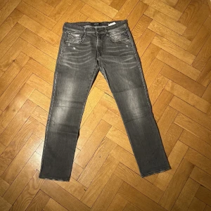 Replay anbass - Replay anbass| storlek W32 L32| jättefint skick| inga defekter| grå|🍾🍾🍾🍾🍾🍾🍾🍾