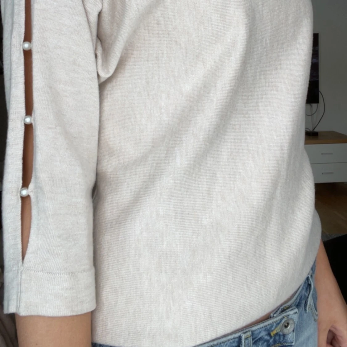 Beige tröja med pärldetaljer - 90