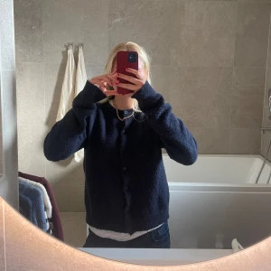 Marinblå kofta  - Marinblå stickad kofta 💕💕