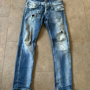 Replay jeans - Ett par schyssta replay jeans i ronas modellen. Jeansen har skön fade och feta slitningar! Dom är i storlek W30L32. Tveka inte på att höra av er om ni har frågor!