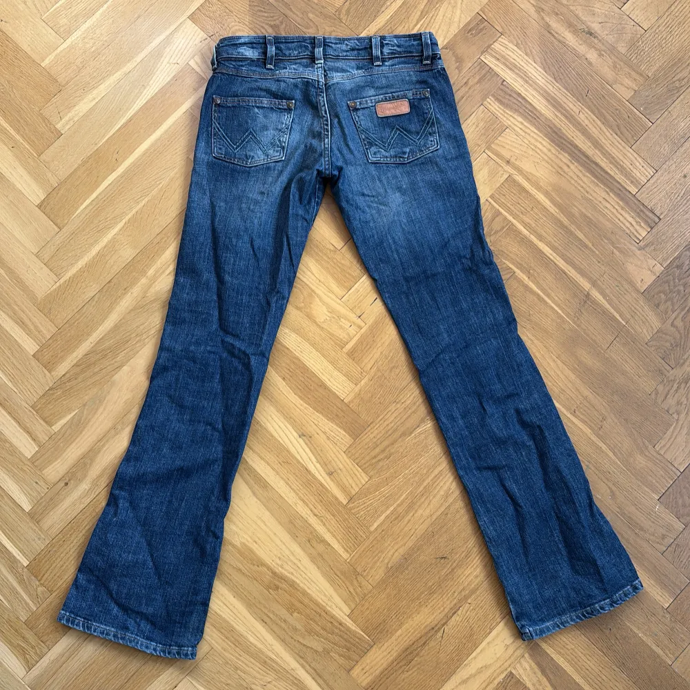 Skitsnygga utsvängda jeans från wrangler. Dom är väldigt lågmidjade och helt perfekt skick!💕storlek 26 men skulle säga att de passar xxs-xs🩷🩷. Farkut & Housut.