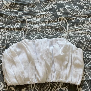 Vit linnetopp från H&M - Säljer en söt vit linnetopp från H&M med smala axelband och rynkad design. Kommer inte till användning längre 🌞💗