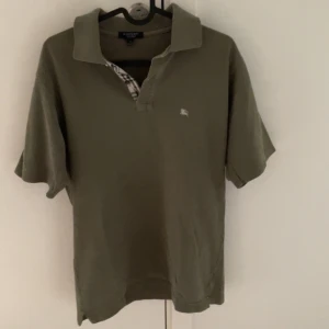 Burberry Pike - Tja! Säljer min burberry pike eftersom jag växt ur den. Storlek s bra skick!