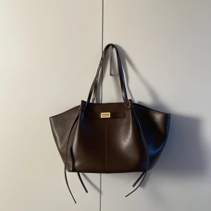 Väska från Gina Tricot - Brun väska från Gina Tricot. Den stora modellen 48x29 cm.