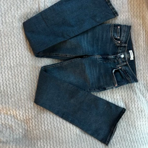 Blåa jenas - Blåa jeans. Köpte på Gina för 500kr🤑💗