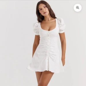 Klänning - Säljer denna otroligt fina klänning som passar både till studenten och sommaren!☀️💗Orginal priset låg på 1800kr! Klänningen är endast testad då den tyvärr var lite för stor på mig😊