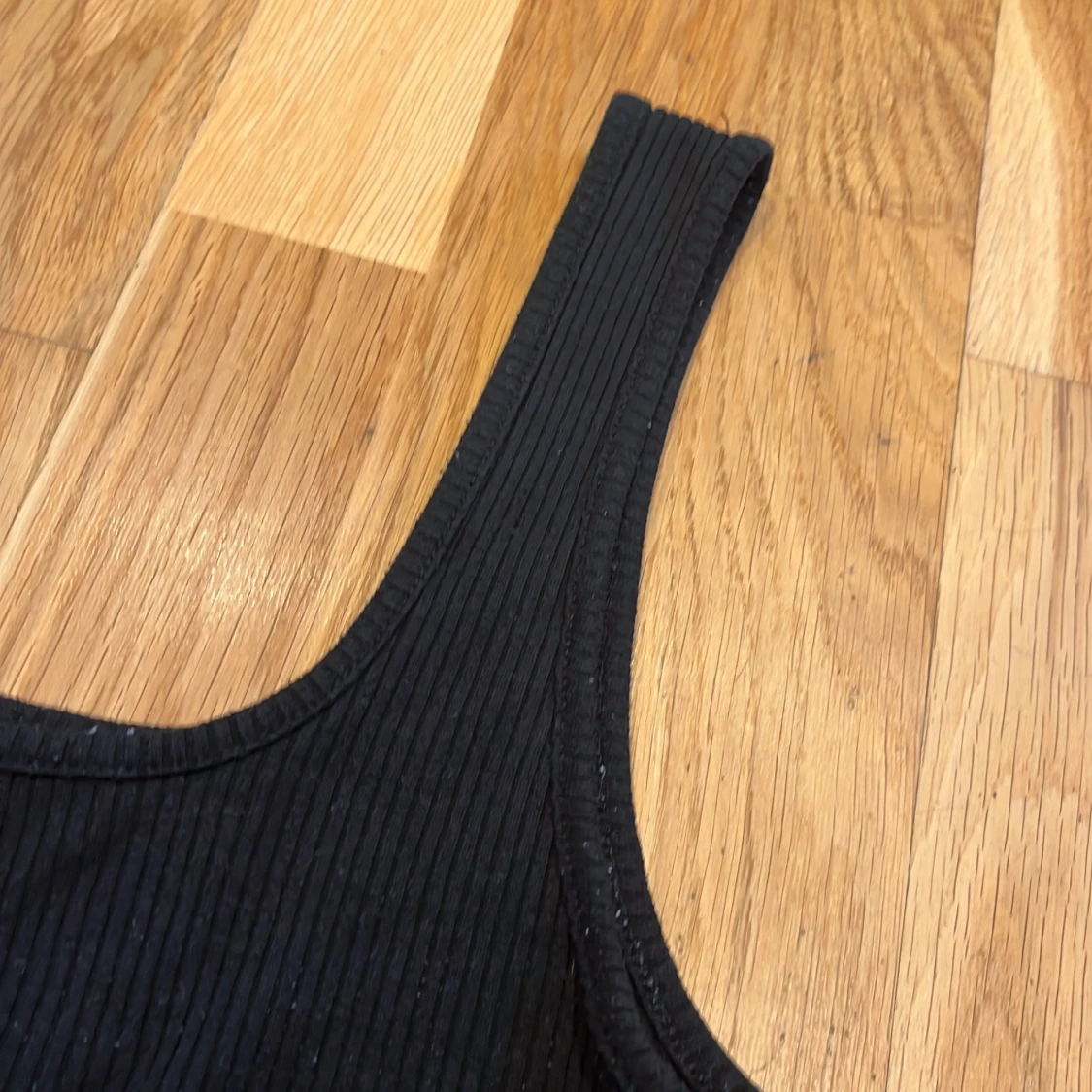 Svart ribbad linnetopp - 3