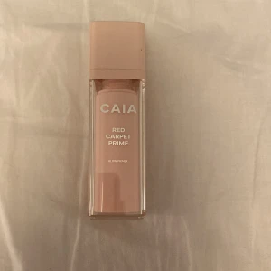 Caia glow primer - Rensar ut min sminklåda! Säljer denna glow primer från Caia! Osäker hur mycket produkt som finns kvar, använt den några ggr så skulle tippa på att halva är kvar! Nypris: 325kr