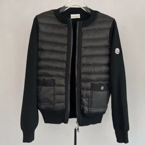 Moncler cardigan  - Ny Moncler cardigan i storlek L, men passar bättre för en person som bär M. Köpt nyligen för 8986 kr, men säljer den nu för 3200kr eftersom jag inte använder den alls tyvär.