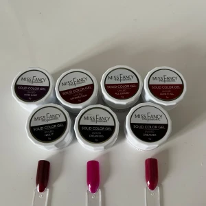 7st solid color gels från miss fancy  - 4st oanvända 3st som endast är swatchade Love it all All luxury  Affirmation  Boss babe Dreamer Dream big Nail it  Röda, vinröda och lila färger i olika nyanser  Nypris 119kr/st