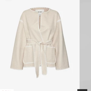 Beige vårjacka  - Intressekoll på denna supersöta vårjackan från Vero Moda. Pris går absolut att diskutera💕I storlek XS använd fåtal gånger. Nypris 899
