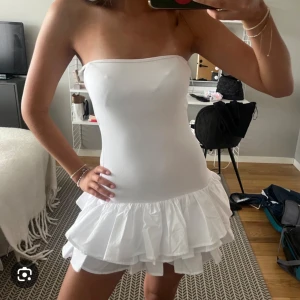 Klänning vit - Vit söt bandeu volang klänning ifårn zara, super söt till sommaren ❤️