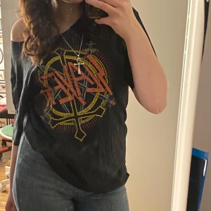 Off the shoulder slayer T-shirt  - Tröja som jag själv gjort till off shoulder använd ett fåtal gånger. Tröjan är i storlek small men är av overzise varianten så den sitter mer som en large