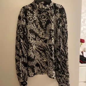 Blus från Vila - Snygg mönstrad blus från Vila i storlek 34 och i fint skick.🤍 Säljs för 100kr men priset kan diskuteras.