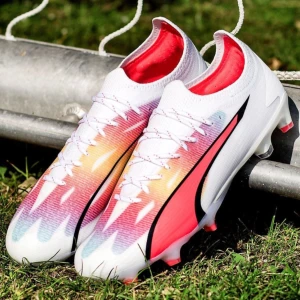 Puma Ultra Ultimate FG/AG - Tjena, säljer dessa flerfärgade puma ultra ultimate skorna då jag inte kan använda dom pga av skada, dessa skor är sköna och gjorda för både konst och naturgräs, det ända negativa är att ett skosnöre inte har plast på toppen men det är inget man märker av (PRIS GÅR ATT DISKUTERA VID SNABB AFFÄR)