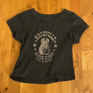 Mörkblå t-shirt - Säljer en superfin marinblå t-shirt från brandy Melville, den är nästan aldrig använd och är i storlek xs. Jag säljer den för att den har blivit för liten för mig💗💗 