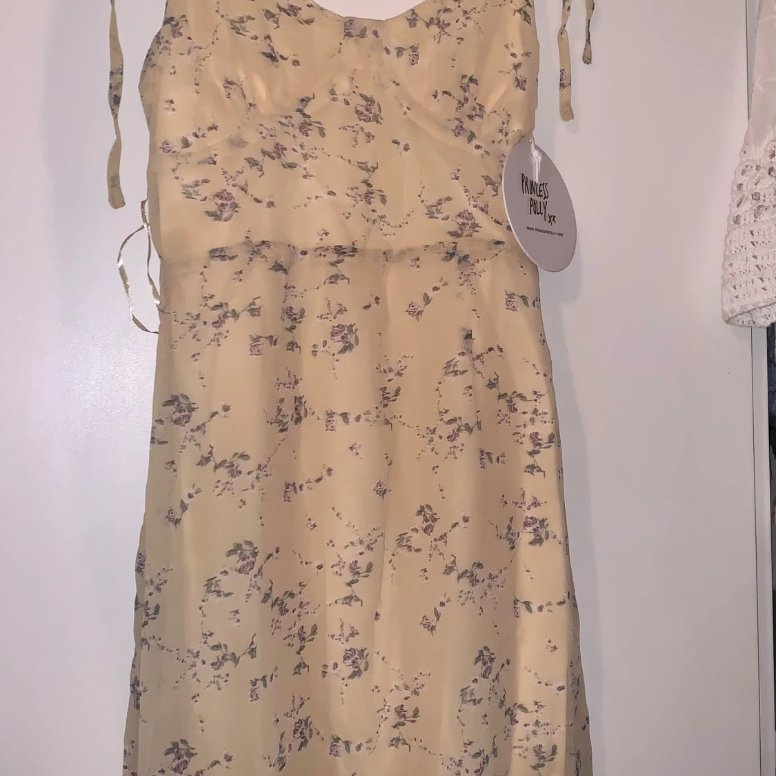 Gul blommig klänning från Princess Polly - 1