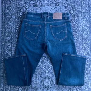 Blå jeans från Jacob Cohën - Blå jeans från Jacob Cohën! Modellen är comfort 620. Storlek 33 jag skulle säga att de passar W30-31 L31-33. Lyxjeansen är i väldigt bra skick. De har lite stretch i sig. Hör av dig vid frågor!