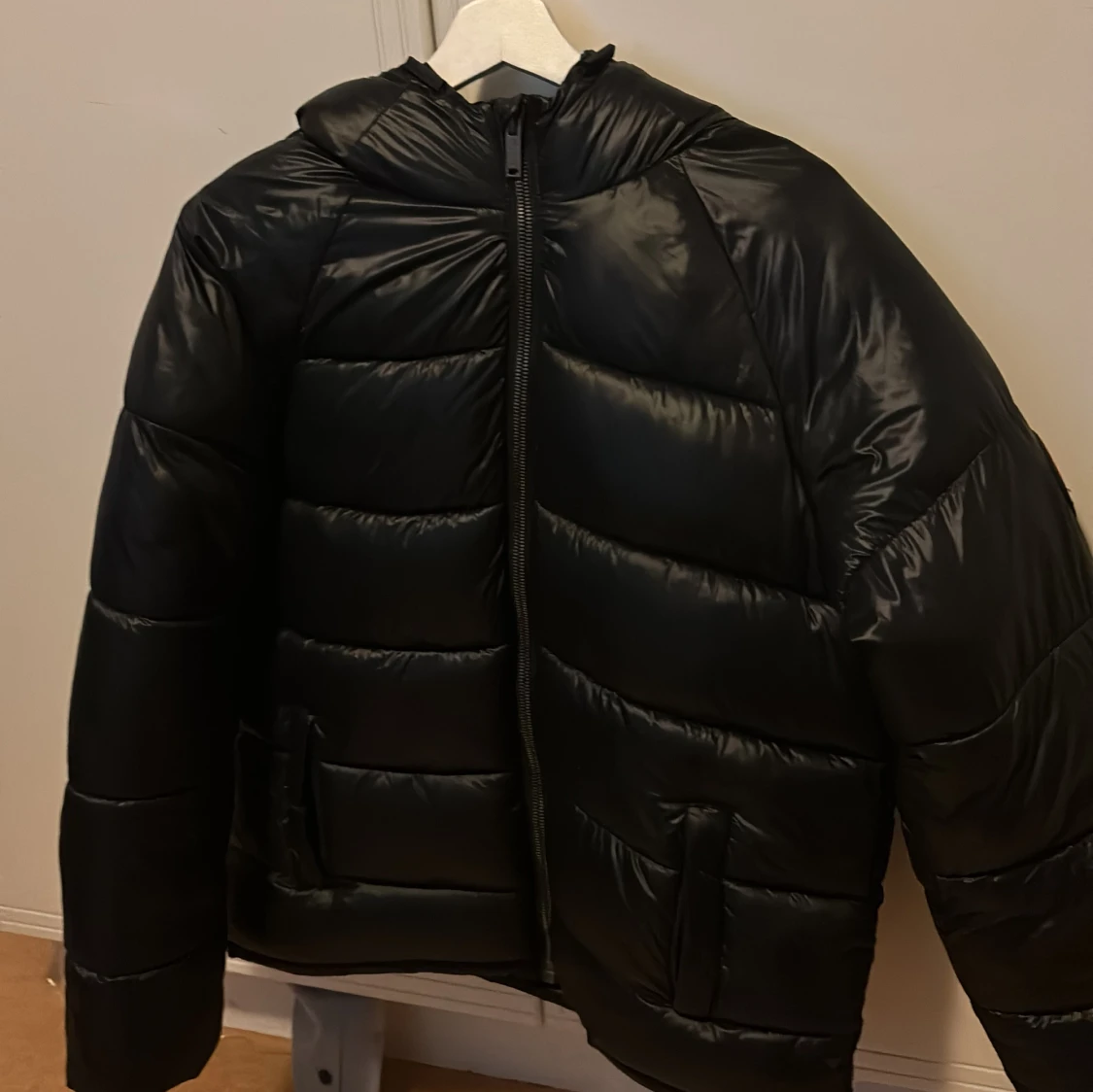 Svart pufferjacka från Demand