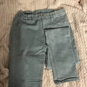 Ljusblå skinny jeans från Lindex💙 - Snygga ljusblå skinny jeans från Lindex. Den har även band att dra åt i midjan. 🦕