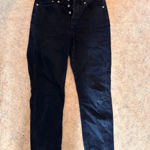 Svarta jeansbyxor från lager 157  - Säljer ett par klassiska svarta jeans från lager 157 med  fickor och knappgylf. Byxorna har raka ben och normal passform, perfekta till många olika stilar. Tidlös modell med diskreta sömmar. 