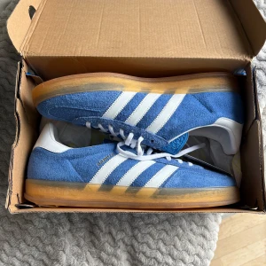 Adidas Gazelle Indoor blåa - Riktigt snygga Gazells i snyggaste färgen! Helt nya, kvitto finns också. 🙂🕺🎶 