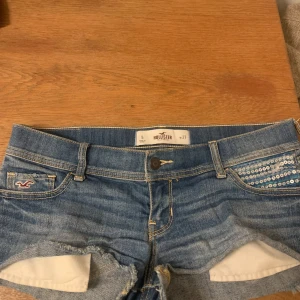 Lågmidjade hollister jeansshorts  - Snygga jeansshort från hollister med låg midja. W27, passar S. Supersnygg detalj vid ena fickan, skriv om frågor❣️🥰