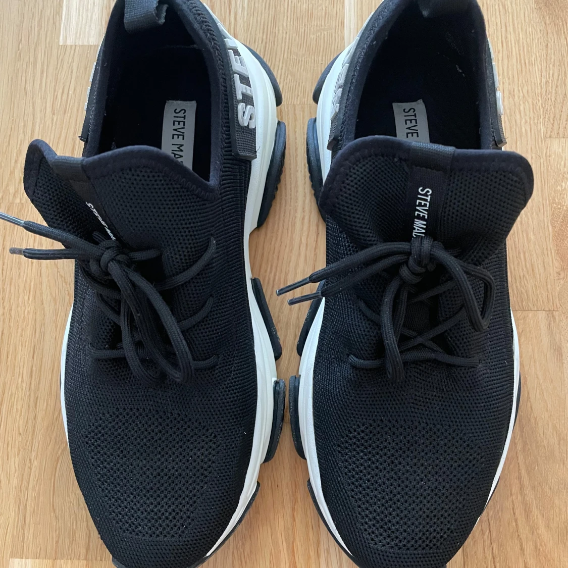 Svarta sneakers från Steve Madden